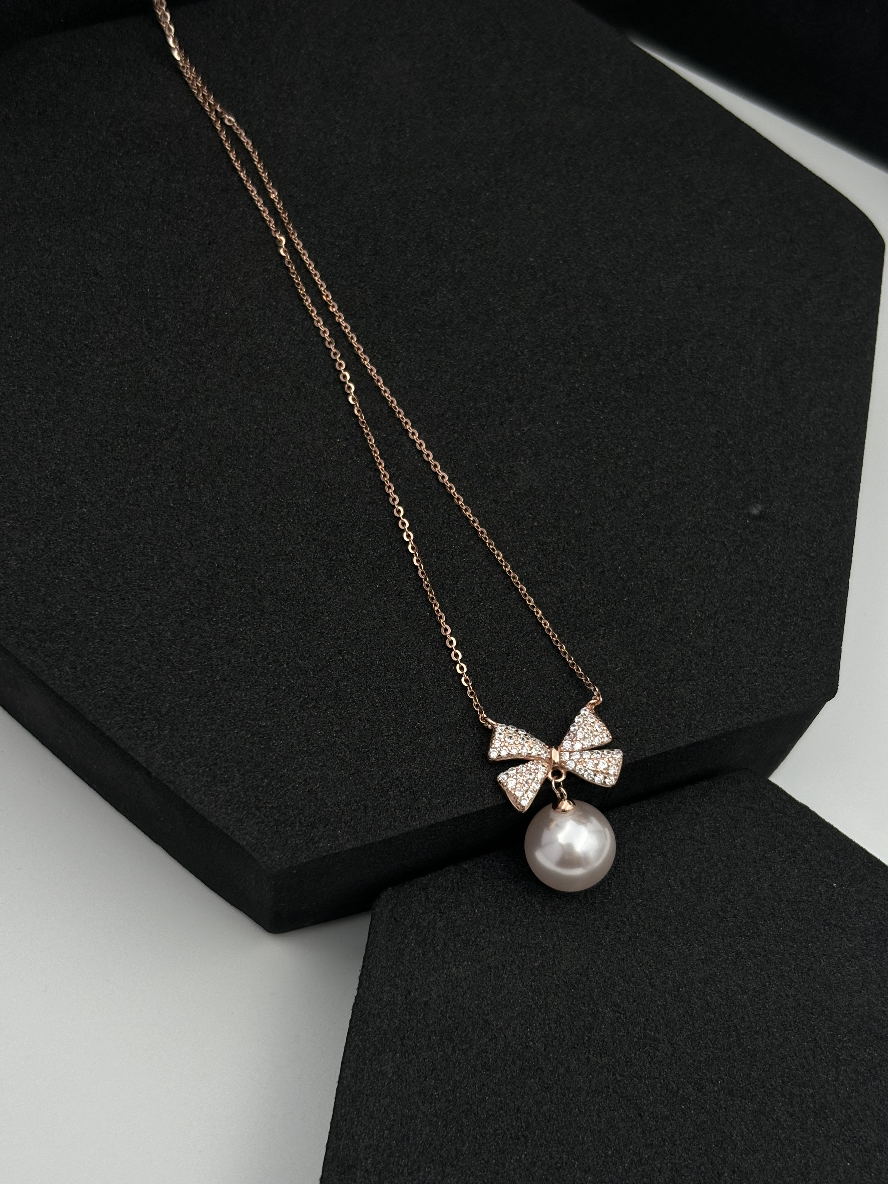 Elegance bow pear pendant 